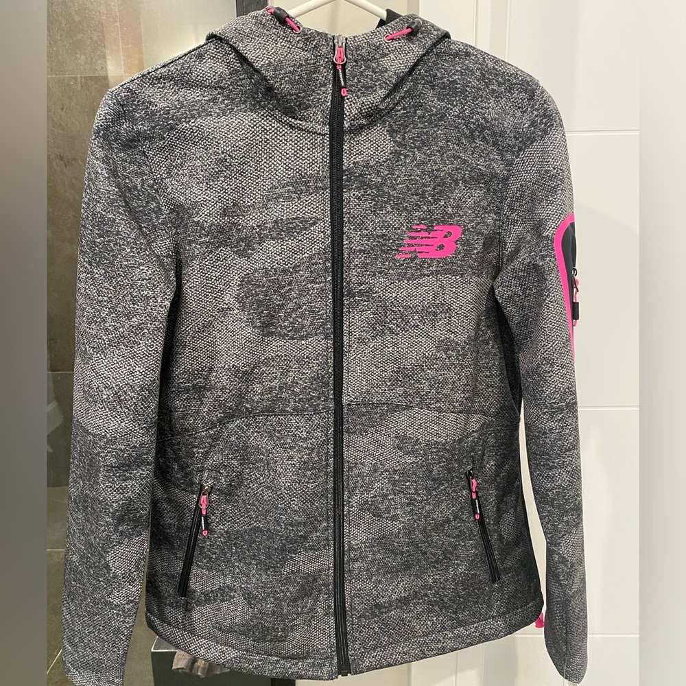 NWT New Balance fleece lined running jacket! Size medium. Perfect condition!